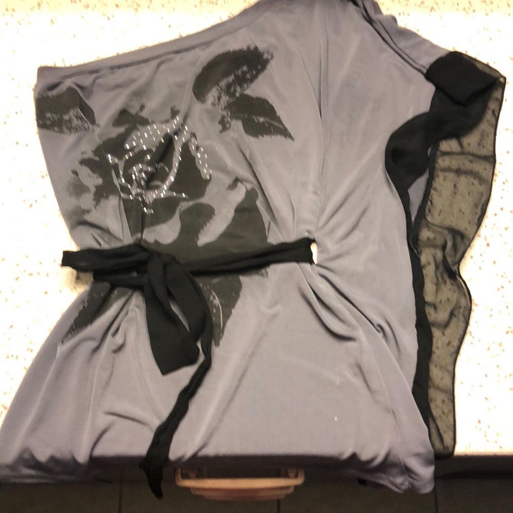 Super cute one shouldered top!